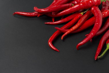 Siyah arka planda kırmızı kırmızı kırmızı biber..