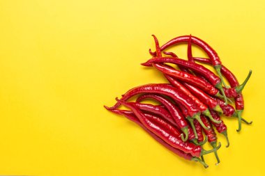 Sarı bir arka plan üzerinde kırmızı sıcak Şili biber. Düz yatıyordu, en iyi görünümü.