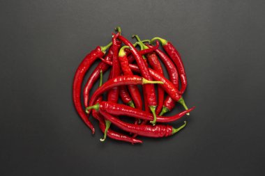 Kırmızı sıcak biber biber siyah bir arka plan karşı bir daire şeklinde dizilmiş. Düz yatıyordu, en iyi görünümü.