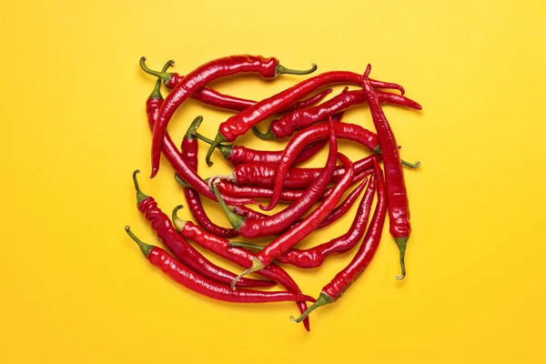 Sarı bir arka plan üzerinde bir daire ile kaplı kırmızı sıcak Şili biber. Düz yatıyordu, en iyi görünümü.