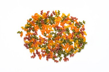 Çok renkli İtalyan makarna un beyaz bir arka plan üzerinde farklı çeşitleri.