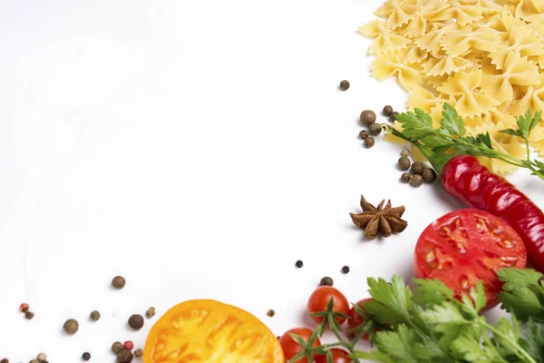 スパイス 赤唐辛子 白地に黄色と赤のトマトの種類のイタリアのパスタ イタリアンのパスタとソースの料理のコンセプト — ストック写真