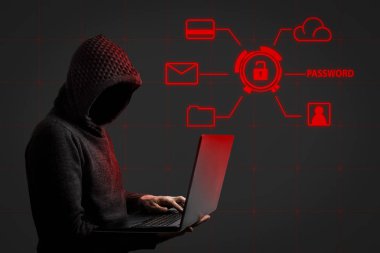 Yüzü olmayan adam kapüşonlu bir kukuleta ile bir dizüstü bilgisayar koyu arka plan üzerinde onun elinde tutar. Kesmek ve çalmak Kullanıcı veri kavramı. Kesmek kilit, kredi kartı, bulut, e-posta, şifre, kişisel dosyaları.