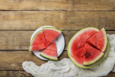 Ahşap arka plan üzerinde taze karpuz dilimleri. Düz yatıyordu, en iyi görünümü.