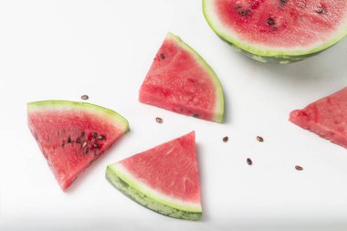 Taze karpuz, karpuz tahıl, beyaz bir arka plan üzerinde yarım bir karpuz dilimleri.