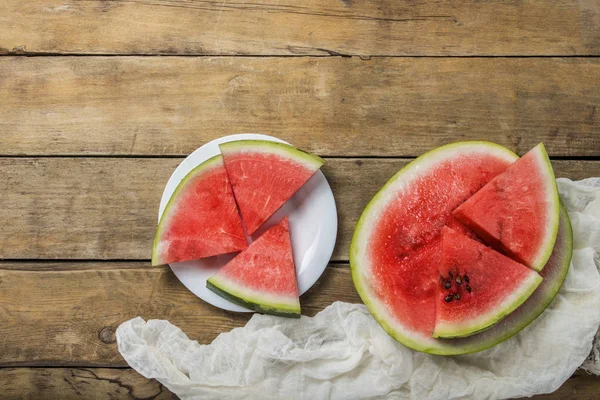 Ahşap arka plan üzerinde taze karpuz dilimleri. Düz yatıyordu, en iyi görünümü.
