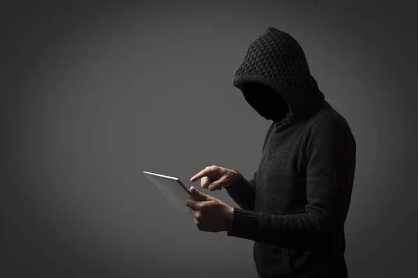 Hombre Sin Rostro Una Sudadera Con Capucha Sostiene Una Tableta —  Fotos de Stock