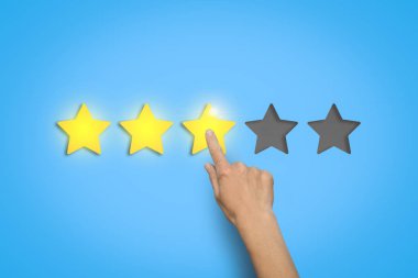 El a beğenilme-in üç yıldız beş mümkün dışarı mavi bir arka plan üzerinde bırakır. Bir şey değerlendirme kavramı.