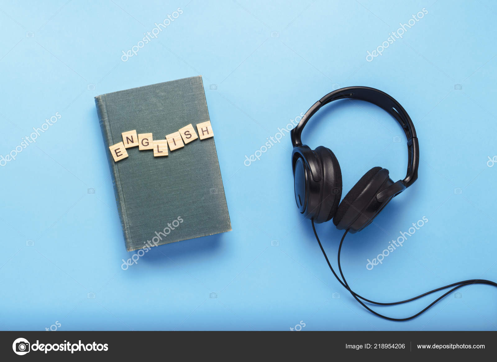 Livre Avec Une Couverture Bleue Avec Texte Anglais Noir Casque