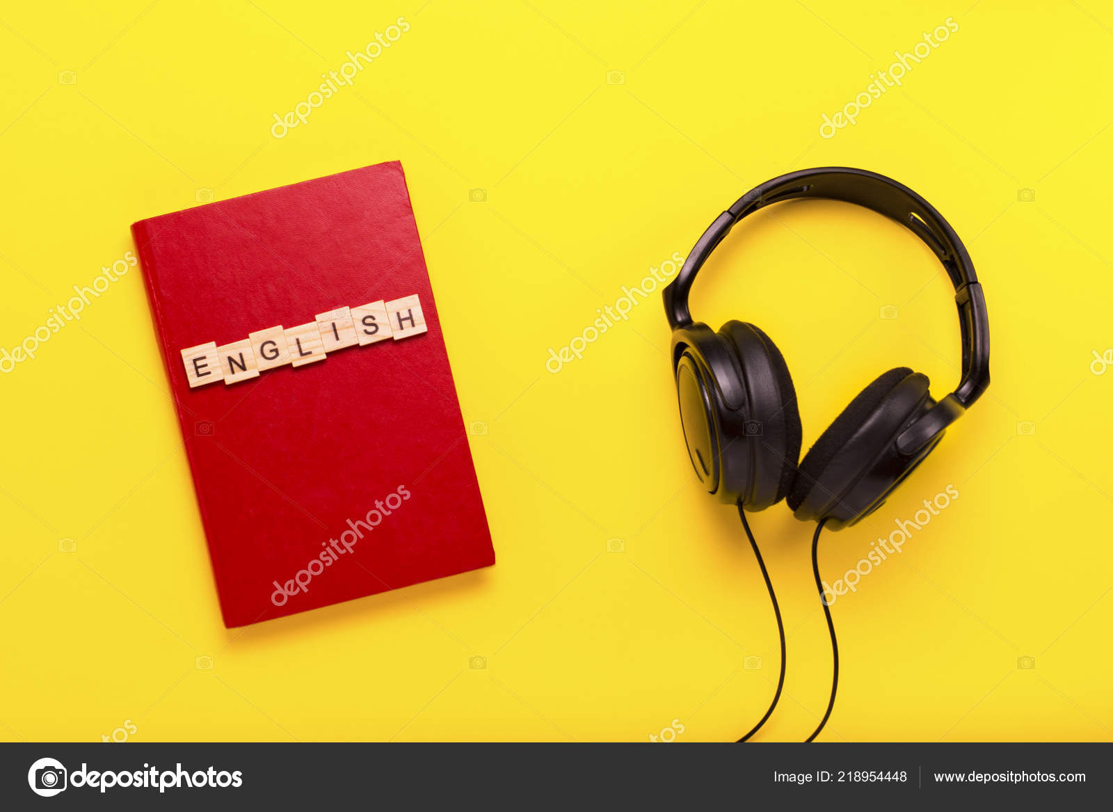 Livre Avec Une Couverture Rouge Avec Texte Anglais Noir Casque