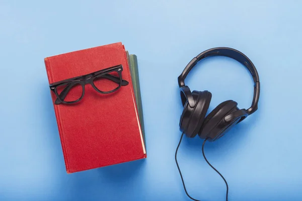 Boeken Glazen Zwarte Koptelefoon Een Blauwe Achtergrond Concept Van Audioboeken — Stockfoto