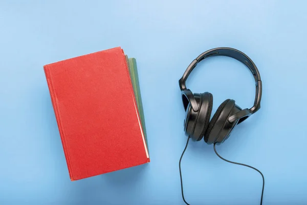 Boeken Zwarte Koptelefoon Een Blauwe Achtergrond Concept Van Audioboeken Self — Stockfoto