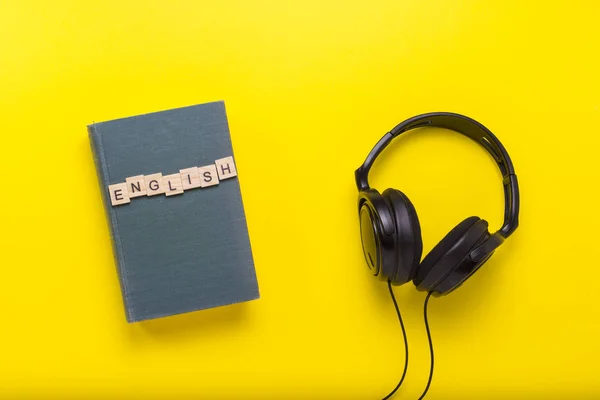 Boek Met Een Blauw Omslag Met Tekst Engels Zwarte Koptelefoon — Stockfoto