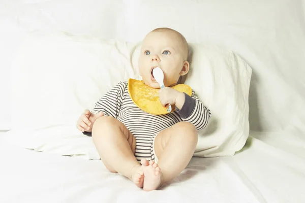 Bebé Pequeño Delantal Amarillo Para Niños Con Residuos Comida Una — Foto de Stock