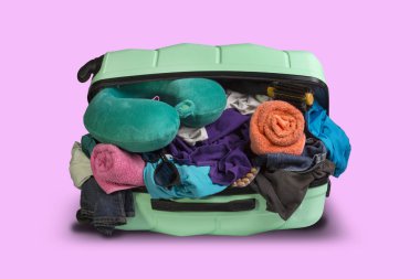 Plastik çanta tekerlekli, pembe bir arka plan üzerinde şeyler taşan. Kavramı, tatil seyahat seyahat, yakınları ziyaret.