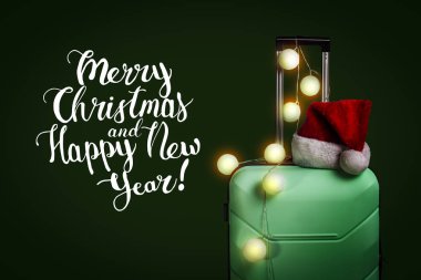 Plastik çanta, Santa Claus şapka ve koyu mavi zemin üzerine garland. Dostları ve akrabaları Noel tatil günlerinde ziyaret seyahat kavramı. Eklemek metin mutlu Noeller ve mutlu yeni yıl.