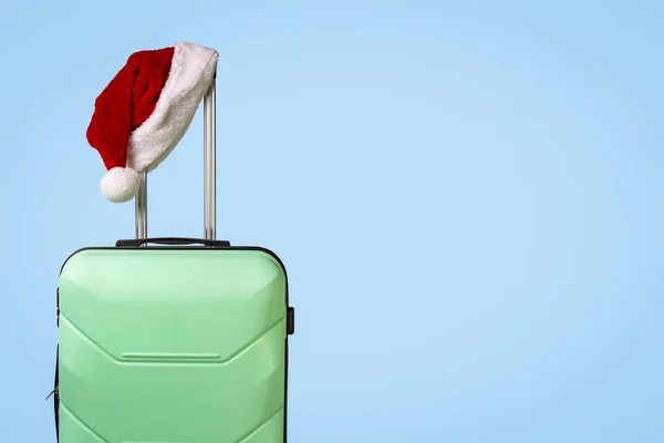 Walizka Tworzywa Sztucznego Santa Claus Kapelusz Niebieskim Tle Koncepcja Podróż — Zdjęcie stockowe