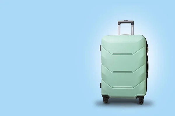 Világos Zöld Bőrönd Kerekek Könnyű Kék Alapon Koncepció Nyaralás Utazás — Stock Fotó