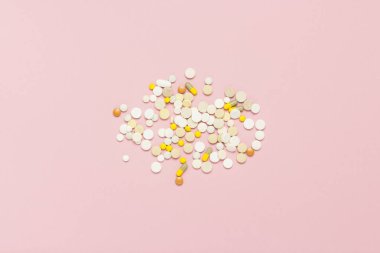 Farklı boyut ve renkleri açık pembe renkli hapları. İlaç endüstrisi, günlük vitamin ve mineral kadınlar için kavramı. Hamilelik, menopoz. Düz yatıyordu, en iyi görünümü.
