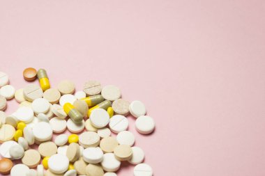Farklı boyut ve renkleri açık pembe renkli hapları. İlaç endüstrisi, günlük vitamin ve mineral kadınlar için kavramı. Hamilelik, menopoz.
