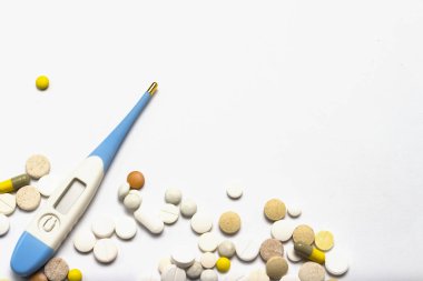Farklı boyut ve renkleri ve beyaz izole zemin üzerinde termometre hapları. İlaç endüstrisi, günlük vitamin ve mineral kadınlar için kavramı. Hamilelik, menopoz.