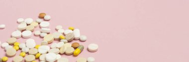 Farklı boyut ve renkleri açık pembe renkli hapları. İlaç endüstrisi, günlük vitamin ve mineral kadınlar için kavramı. Hamilelik, menopoz. Afiş.