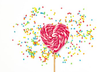 Kalp lolipop ve birden çok tatlılar yavaşça beyaz bir arka plan üzerinde renkli. Tatlı ve şekerleme kavramı. Tatlı hediye. Tatlı aşk. Düz yatıyordu, en iyi görünümü.