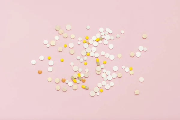 Pastillas Diferentes Tamaños Colores Sobre Fondo Rosa Claro Concepto Industria — Foto de Stock