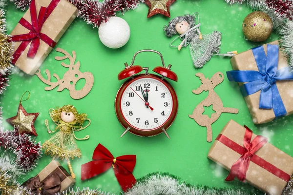 Red Alarm Clock Christmas Decorations Christmas Toys Gift Boxes Green — Stock Photo, Image