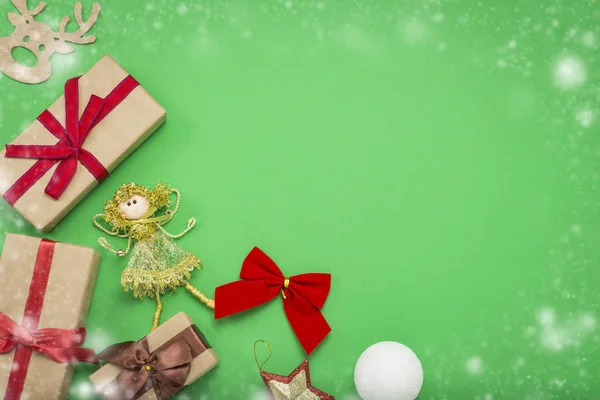 Різдвяні Прикраси Різдвяні Іграшки Подарункові Коробки Зеленому Тлі Снігом Концепція — стокове фото