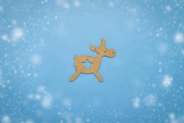 Ξύλινο Παιχνίδι Χριστούγεννα Ελάφια Μπλε Φόντο Χιόνι Έννοια Του Καλά — Φωτογραφία Αρχείου