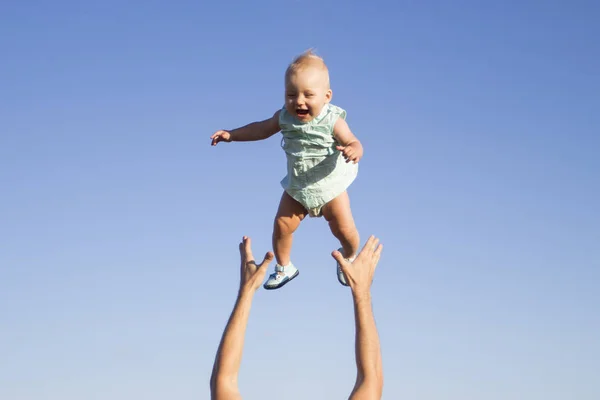 Mężczyzna Rzuca Dzieckiem Błękitne Niebo Koncepcja Gry Dziećmi Szczęśliwa Rodzina — Zdjęcie stockowe