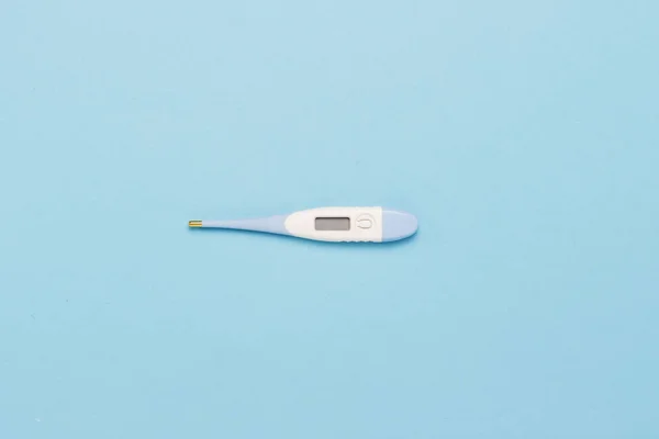 Elektronisches Thermometer Auf Blauem Hintergrund Minimalismus Flache Lage Draufsicht — Stockfoto