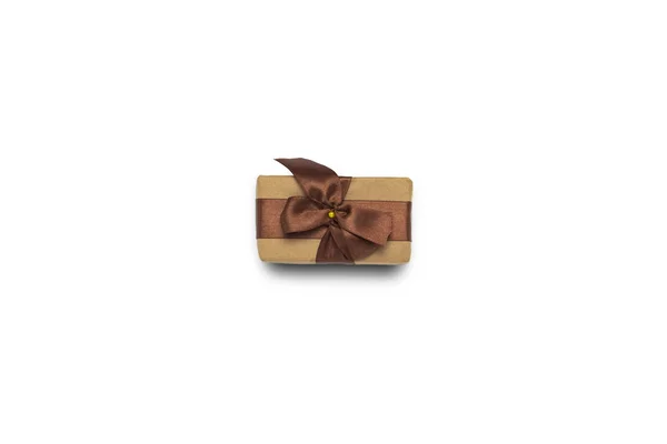 礼品盒与棕色丝带在白色被隔绝的背景 给爱人的礼物概念 一个假期 平面布局 顶部视图 — 图库照片