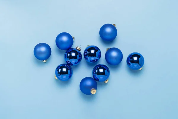 Modré Vánoční Stromeček Hračky Míčky Modrém Pozadí Koncept Veselé Vánoce — Stock fotografie