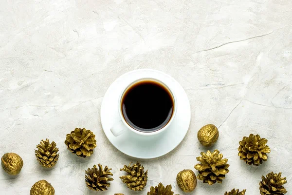 Csésze Fekete Kávé Arany Kúpok Világos Háttér Télen Reggelit — Stock Fotó