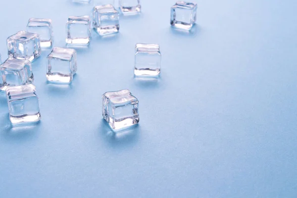 Cubos Gelo Espalhados Sobre Fundo Azul Claro — Fotografia de Stock