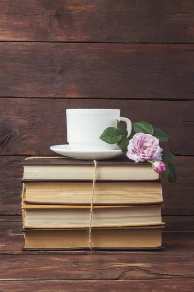 Pilha Livros Xícara Branca Café Rosa Sobre Fundo Madeira Escuro — Fotografia de Stock