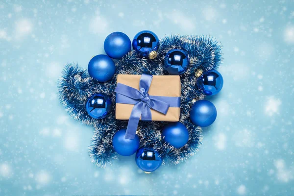 Coffret Cadeau Avec Ruban Bleu Jouets Arbre Noël Bleu Boules — Photo