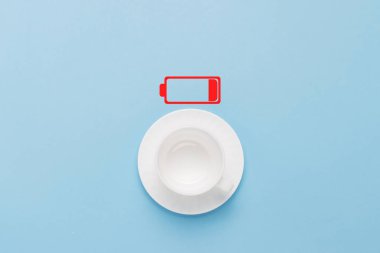 Boş beyaz Kupası ve mavi bir arka plan ordudan terhis edilen pilden. Kavram şarj, kahve zamanı. Düz yatıyordu, en iyi görünümü.