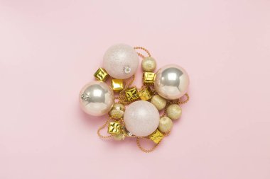 Noel süsleri, topları, hafif bir pembe süsleyelim. Mutlu Noeller ve mutlu yeni yıl kavramı. Düz yatıyordu, en iyi görünümü.