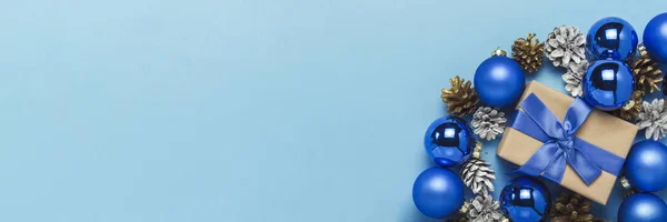 Coffret Cadeau Avec Ruban Bleu Décorations Sapin Noël Boules Cônes — Photo