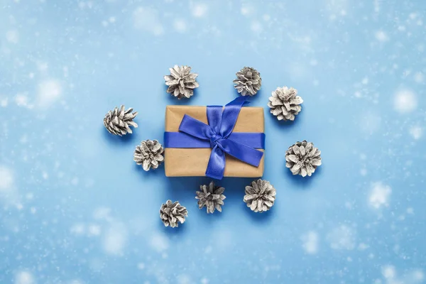 Dárková Krabice Modrou Stužkou Vánoční Ozdoby Koule Bílé Zlaté Šišky — Stock fotografie
