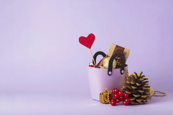 小さなビニール袋ショッピング ギフト ボックス クリスマスの装飾 紫色の背景に心 休日前ショッピング クリスマス セール ブラックフラ イデー — ストック写真
