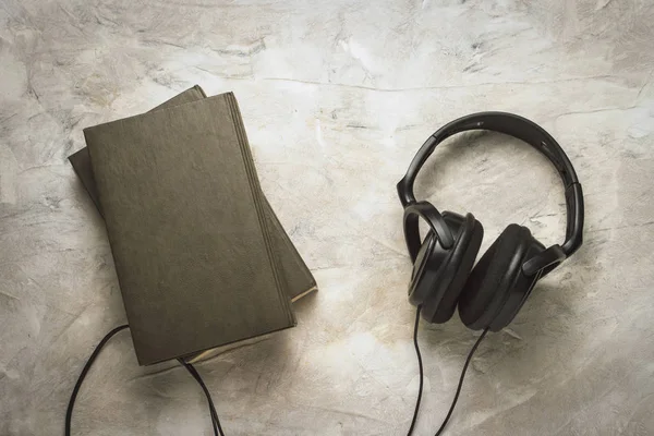 Twee Boeken Koptelefoon Een Witte Achtergrond Van Stenen Concept Audioboeken — Stockfoto