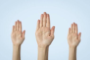 Kadın avuç içi mavi bir arka plan üzerine kaldırdı. Hareketi durdurmak. Kavram birisi durdursun, uyarmak.