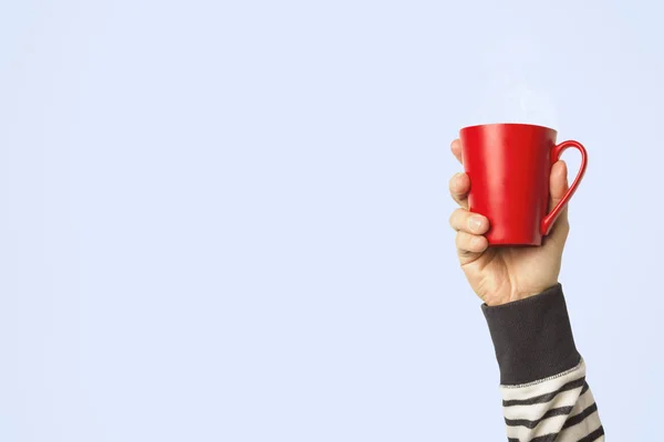 Мужская Рука Держит Красную Чашку Горячим Кофе Чаем Светло Голубом — стоковое фото