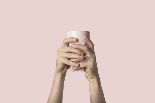 Мужчина Держит Фиолетовую Чашку Горячим Кофе Чаем Светло Розовом Фоне — стоковое фото