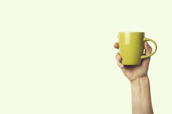 Mão Feminina Segurando Uma Xícara Verde Com Café Quente Chá — Fotografia de Stock