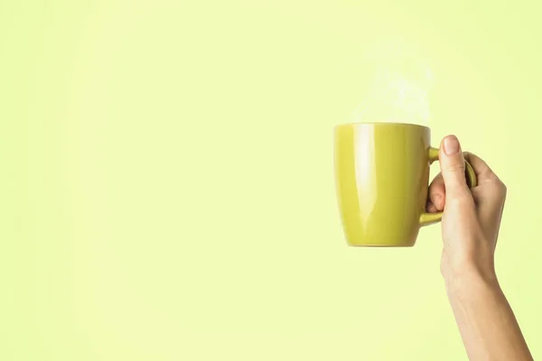 Mão Feminina Segurando Uma Xícara Verde Com Café Quente Chá — Fotografia de Stock
